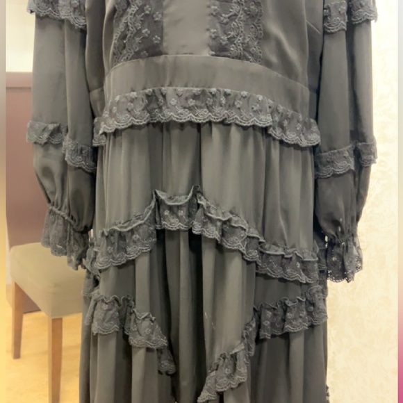 L'ATISTE Lace Dress - Picture 5 of 9